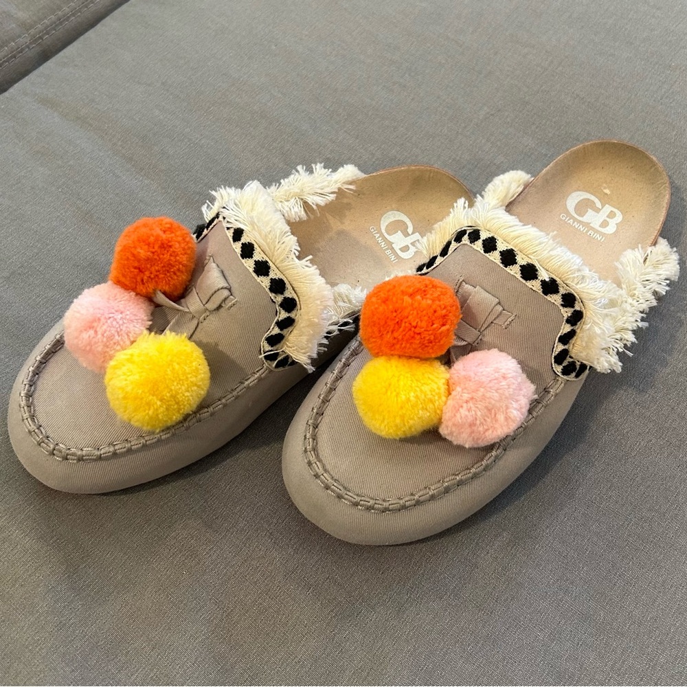 Super Cute Gianni Bini Gray Pom Pom Mules Slides Shoes EUC Size 8 Super Comfy - Picture 3 of 5